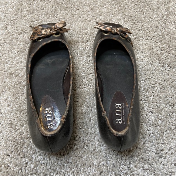 A.N.A. Women’s brown faux leather flats Sz 6.5 - Picture 2 of 5